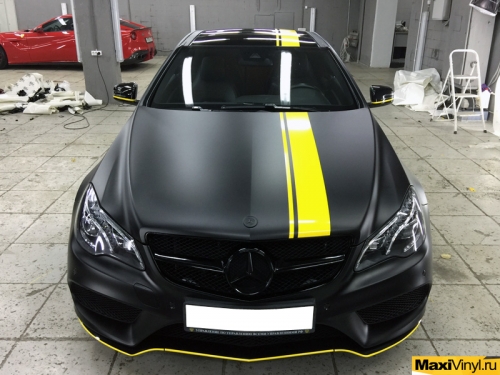 Полная оклейка Mercedes-Benz E class coupe черной матовой пленкой